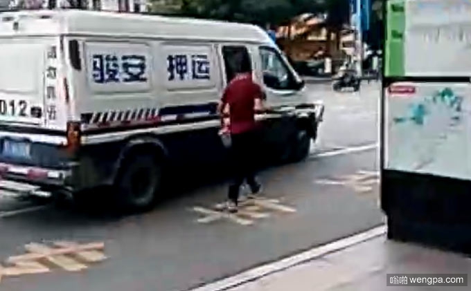 子板砖砸运钞车：男子当街追砸运钞车的玻璃